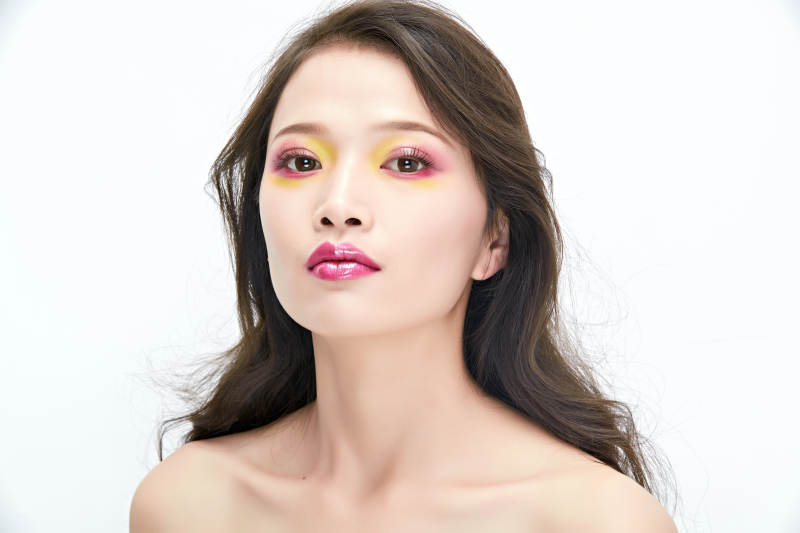 白色背景下棚拍化妆中的美女图片