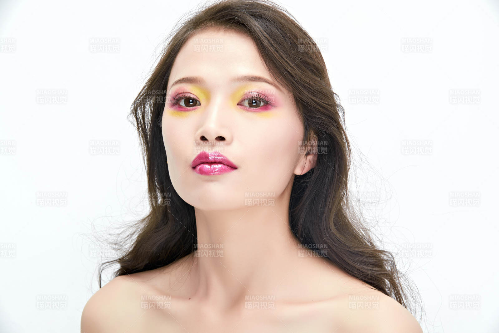 白色背景下棚拍化妆中的美女图片