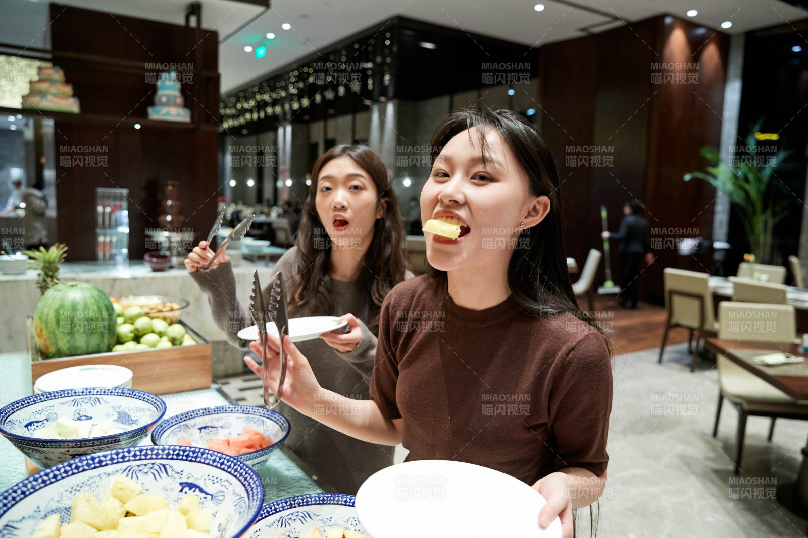 在酒店自助餐厅大吃特吃的亚洲可爱闺蜜少女图片