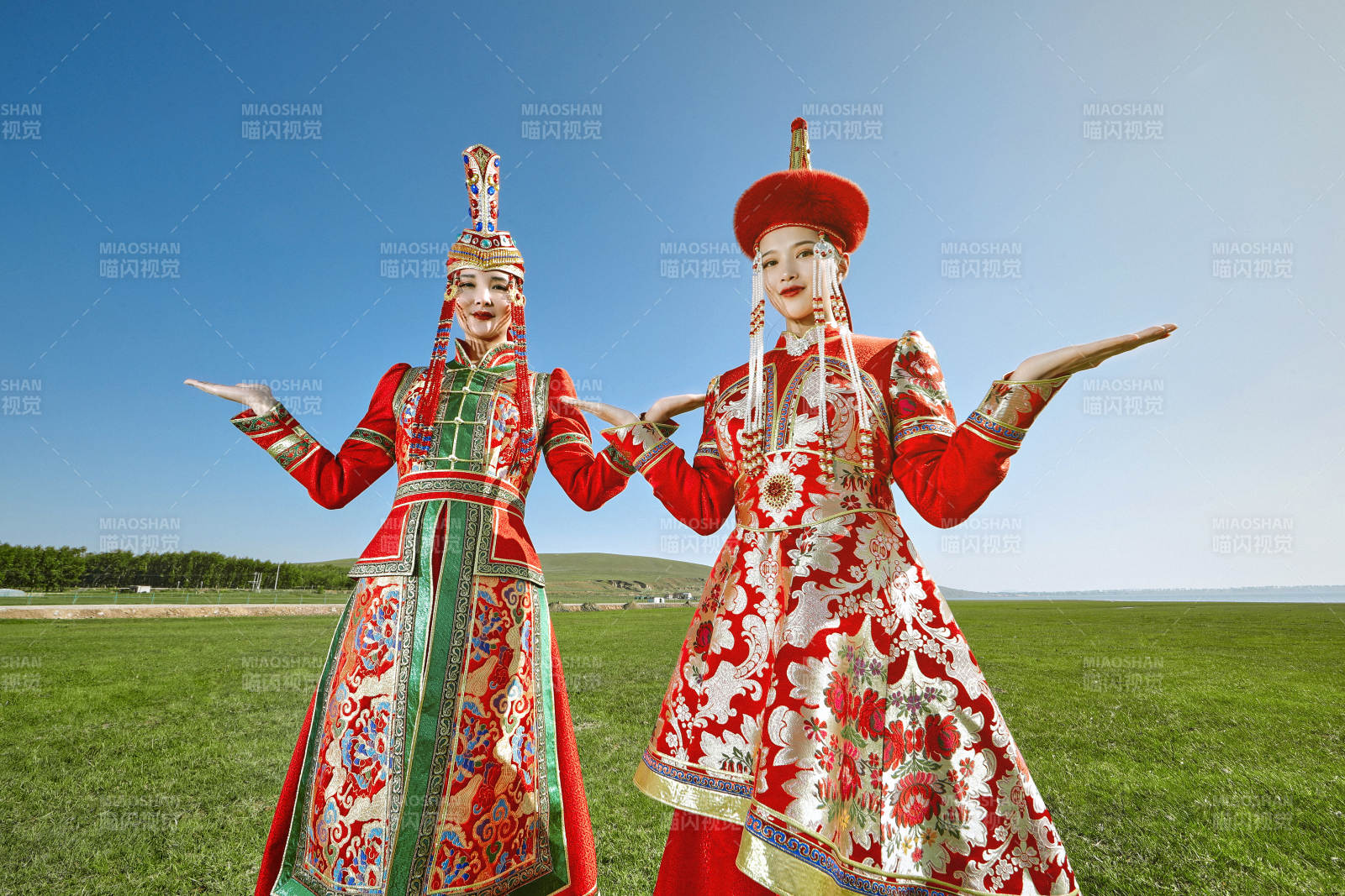 草原上穿着蒙古族传统服饰的亚洲年轻美少女图片