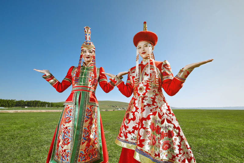 草原上穿着蒙古族传统服饰的亚洲年轻美少女图片