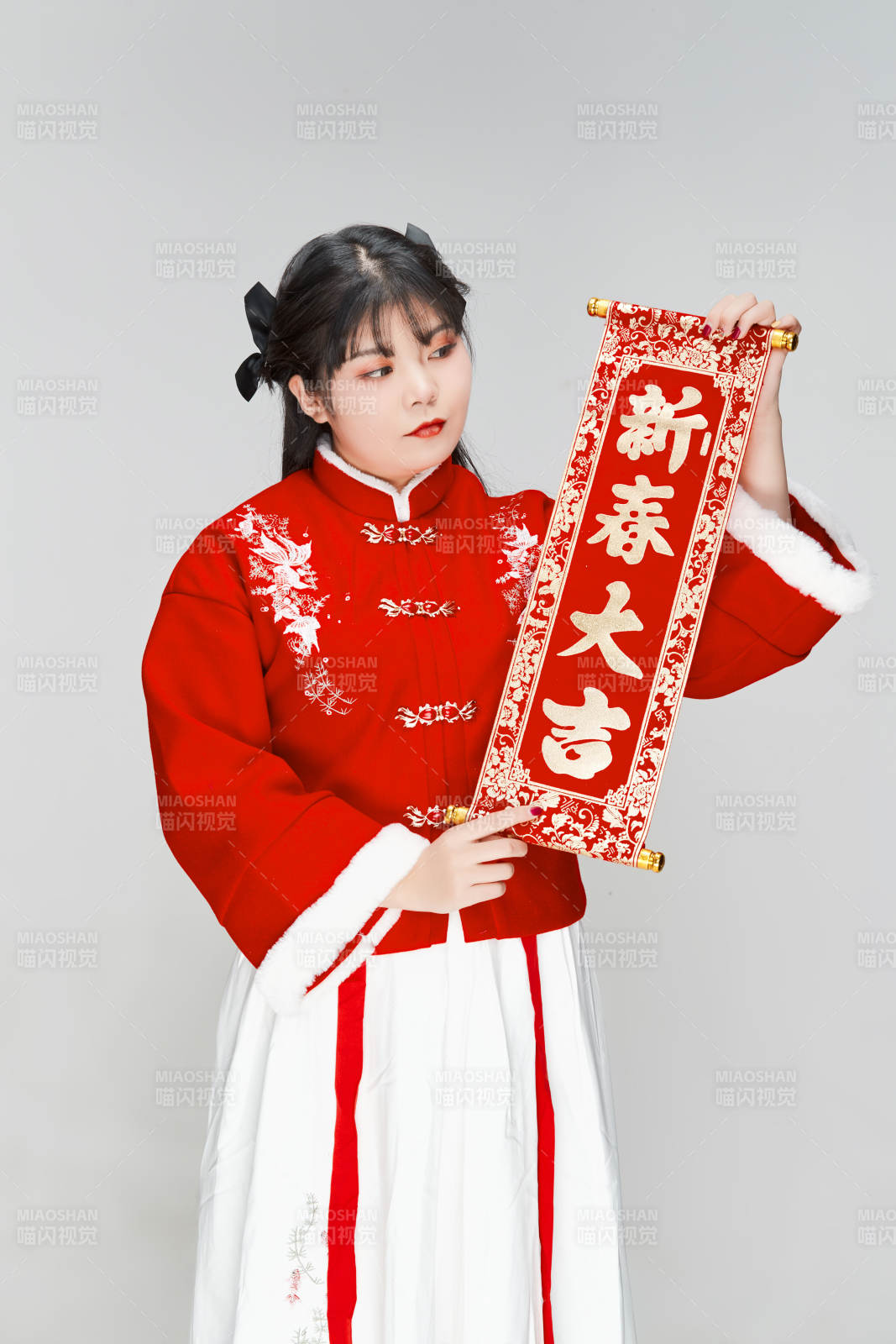 手持春联身穿喜庆汉服的可爱少女图片