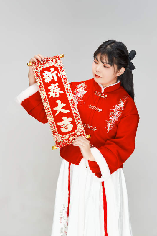手持春联身穿喜庆汉服的可爱少女图片