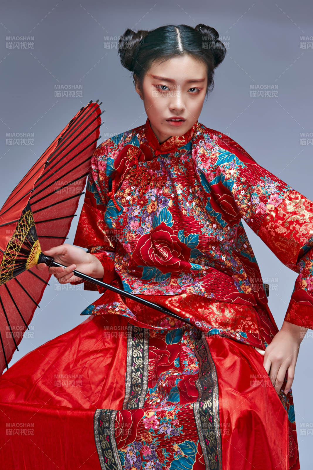 身穿中国秀禾服手撑油纸伞的亚洲女性模特图片