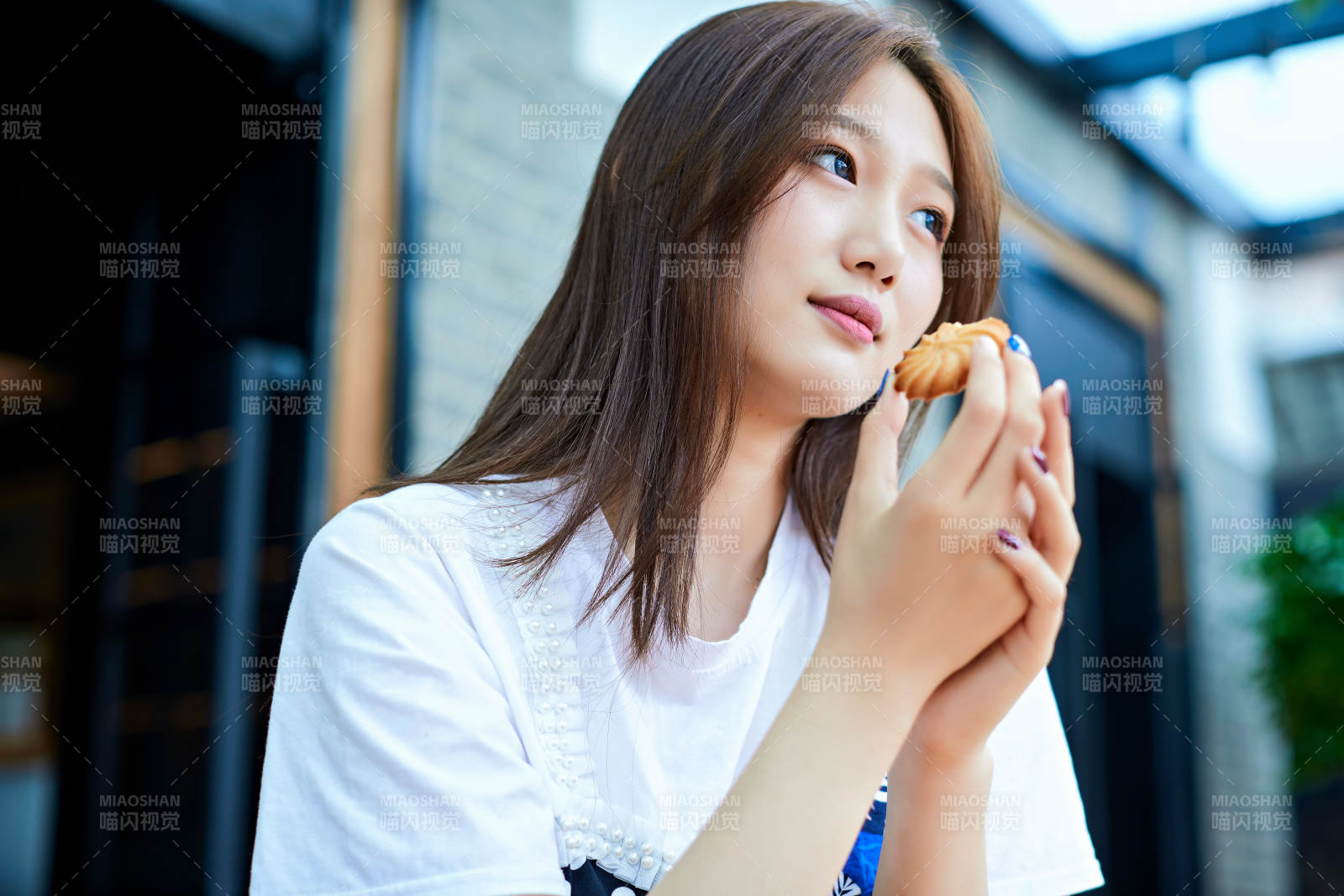 坐在咖啡图书馆吃东西的可爱少女图片