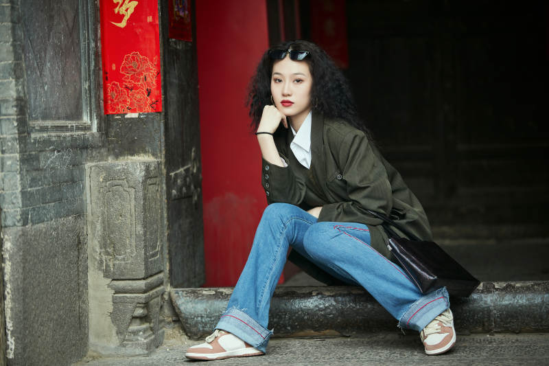 老旧城区里穿着复古港风的美丽清纯少女图片