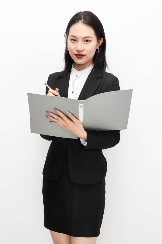 身穿西服拿着文件夹的美丽商务女士图片