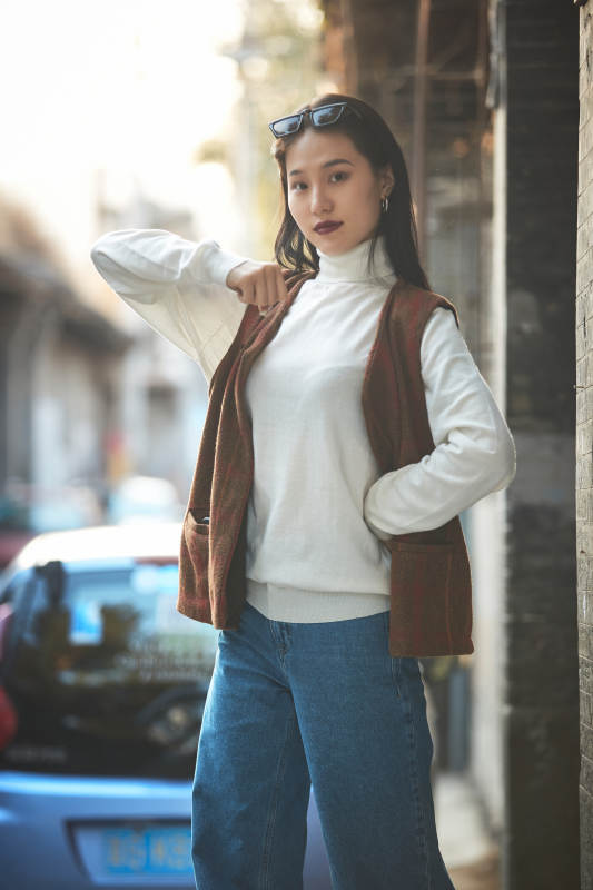 老旧城区里穿着复古港风的美丽清纯少女图片