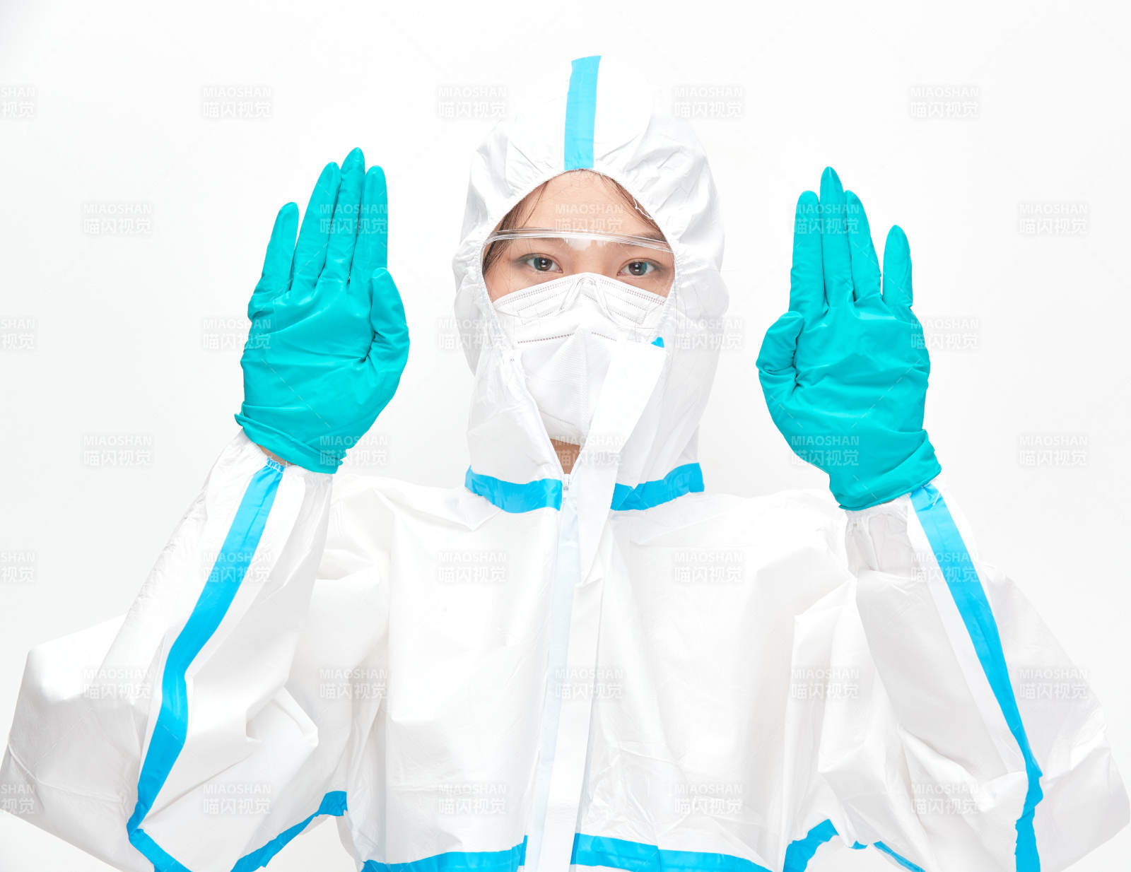 穿白色防护服佩戴护目镜口罩的女性医疗人员图片