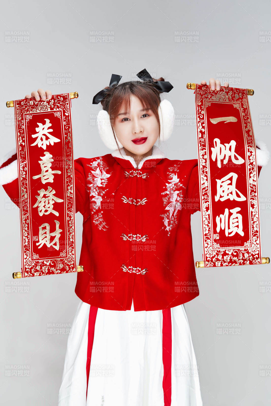 手持春联身穿喜庆汉服的可爱少女图片