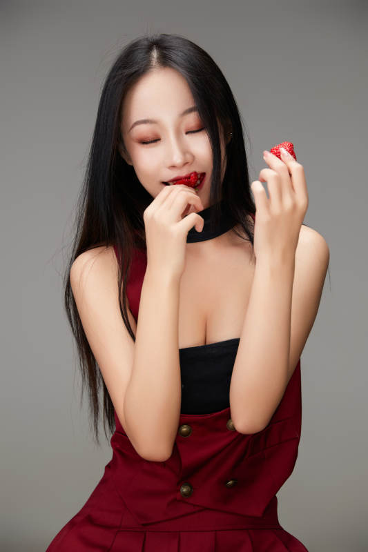 吃水果的亚洲东方长发少女图片