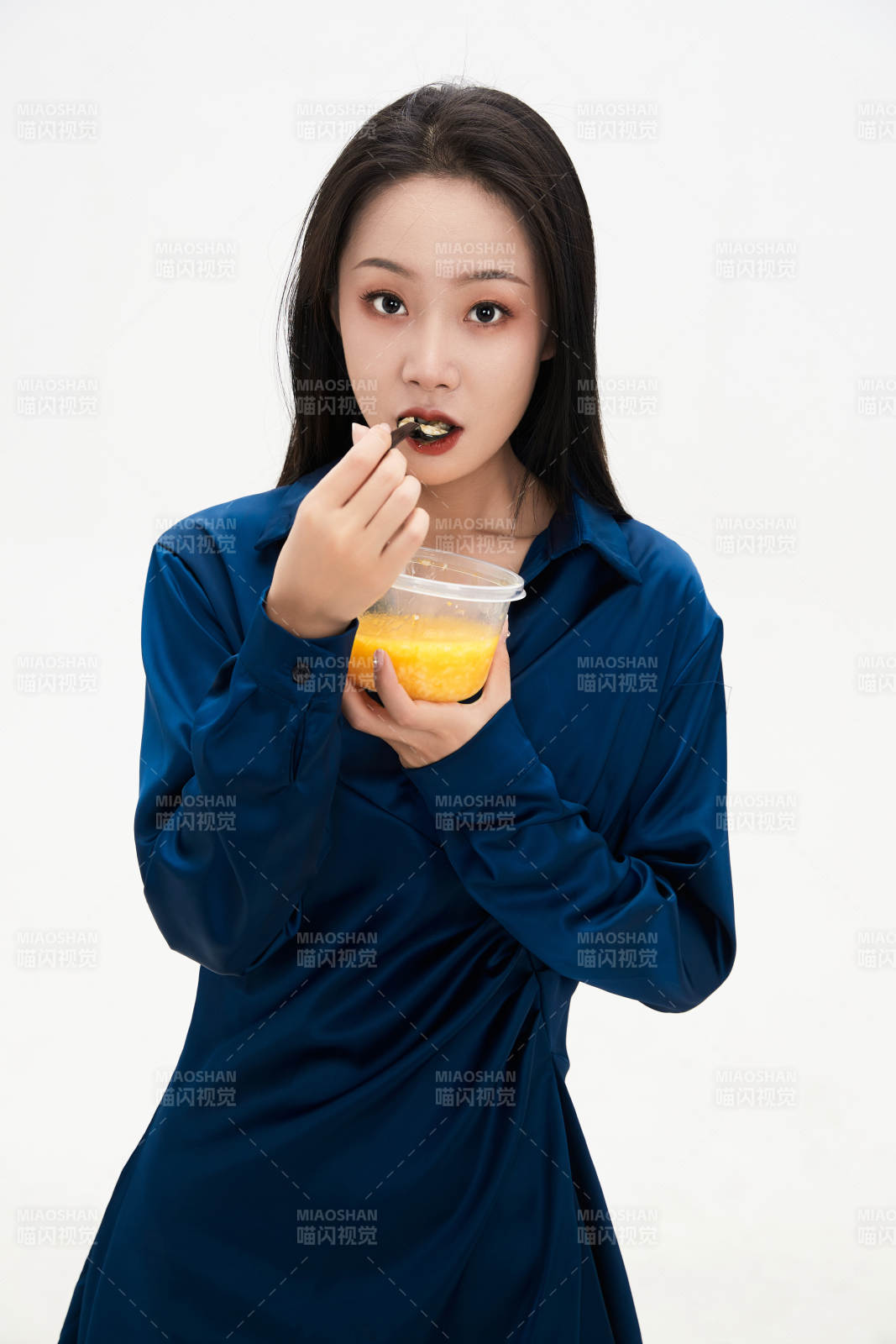 大吃特吃的亚洲可爱少女人像图片