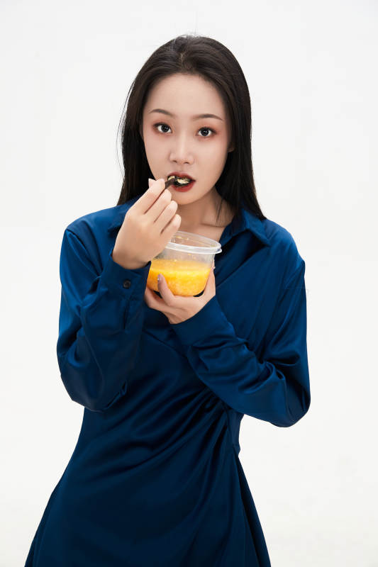 大吃特吃的亚洲可爱少女人像图片