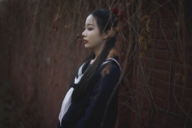 日系户外公园穿jk校服的少女图片