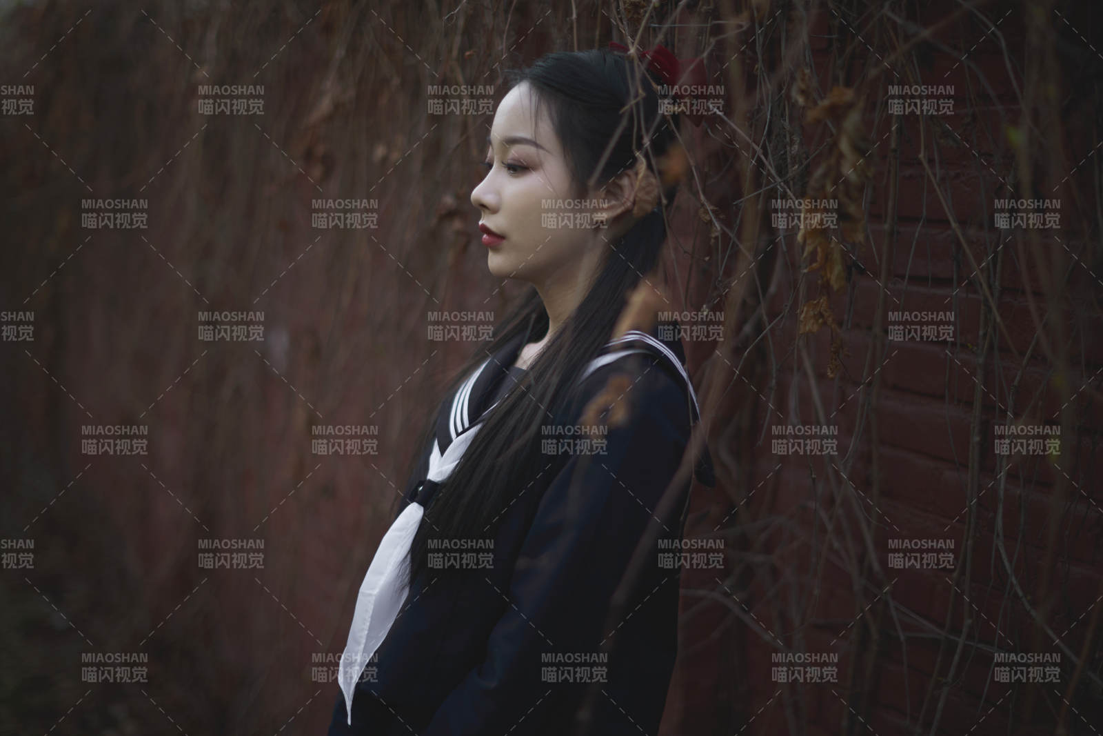 日系户外公园穿jk校服的少女图片