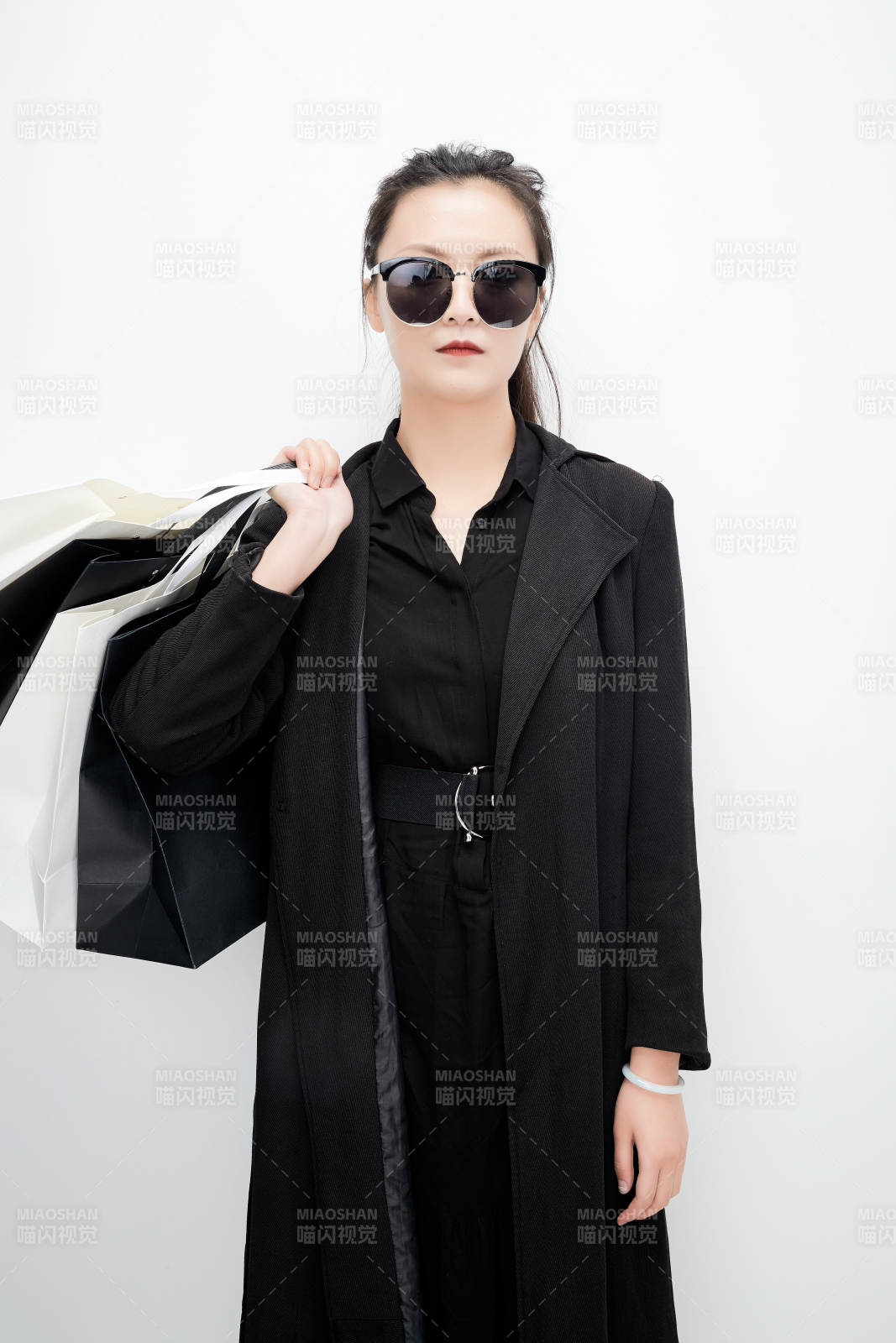 白色背景下手提购物袋时尚美丽的亚洲少女图片