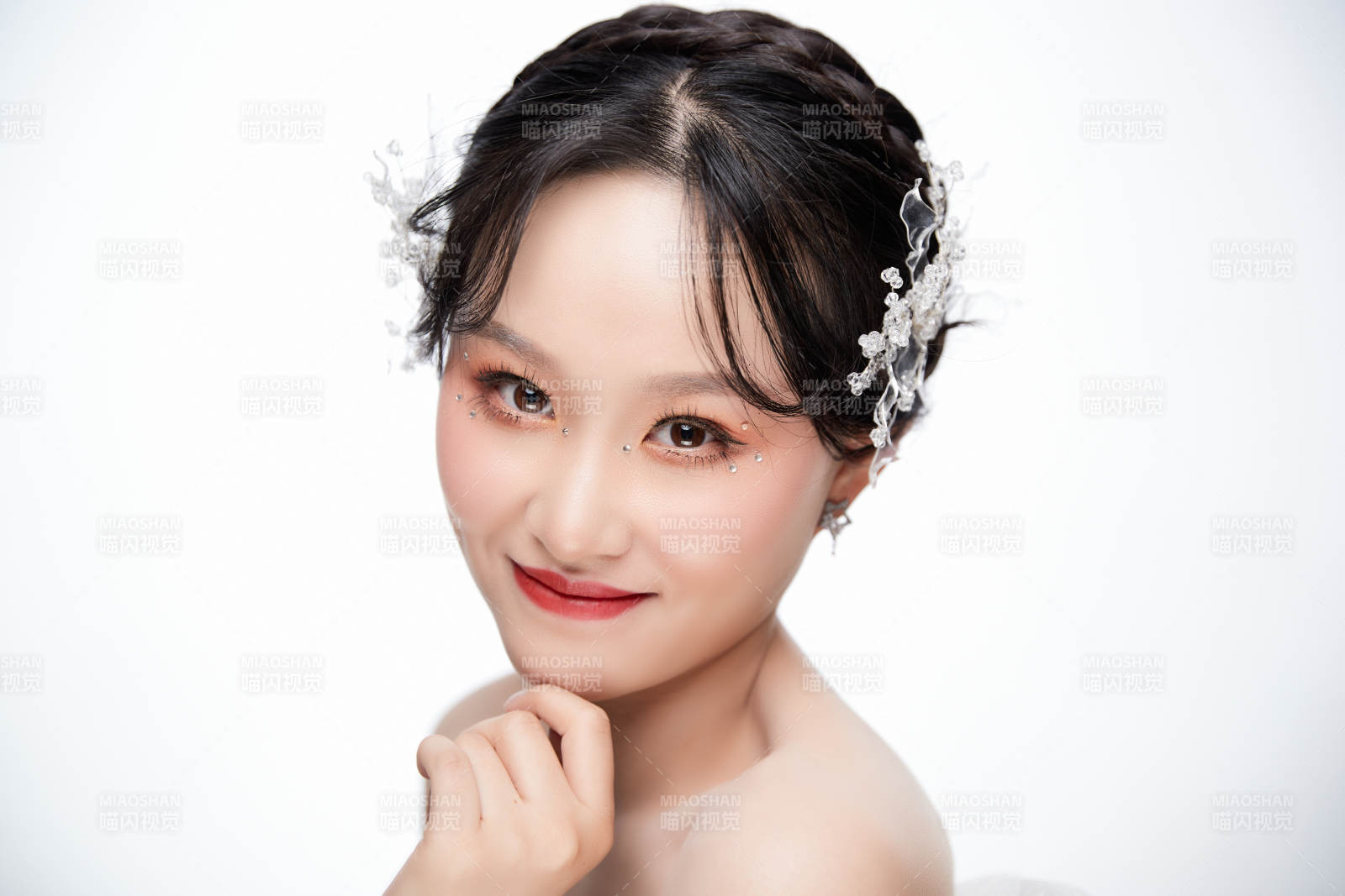 女性婚纱妆面图片