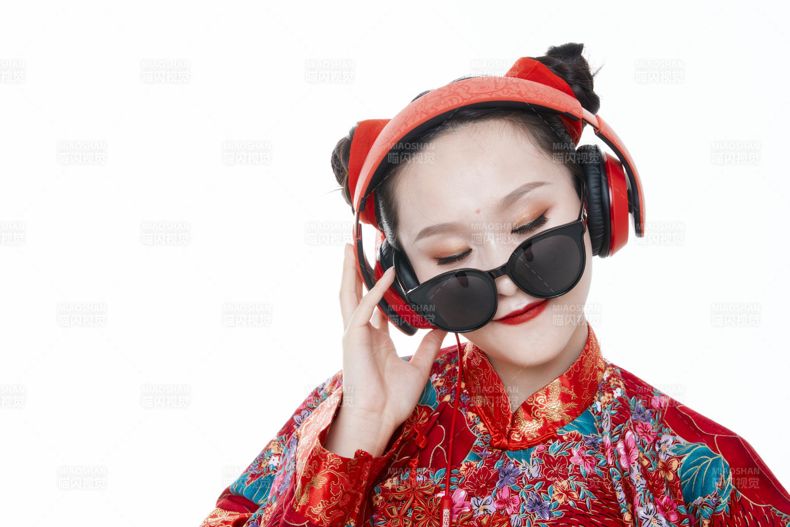 身穿中国传统服饰的青年女性图片