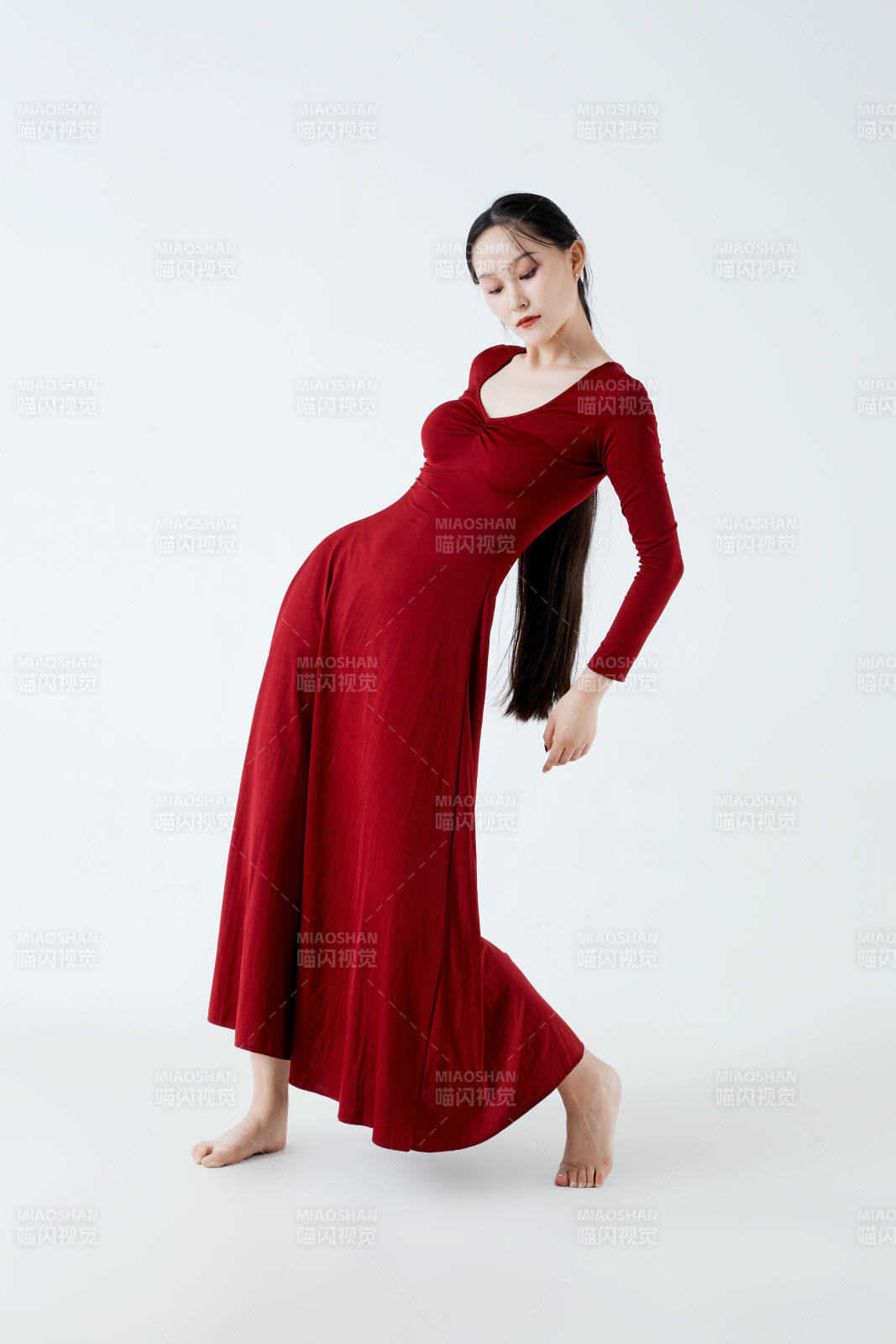 穿着红色长裙翩翩起舞的少女图片