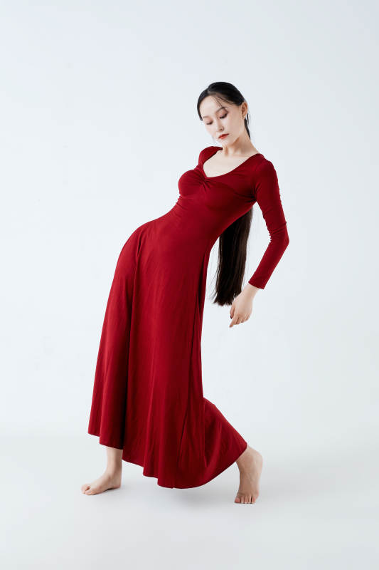 穿着红色长裙翩翩起舞的少女图片