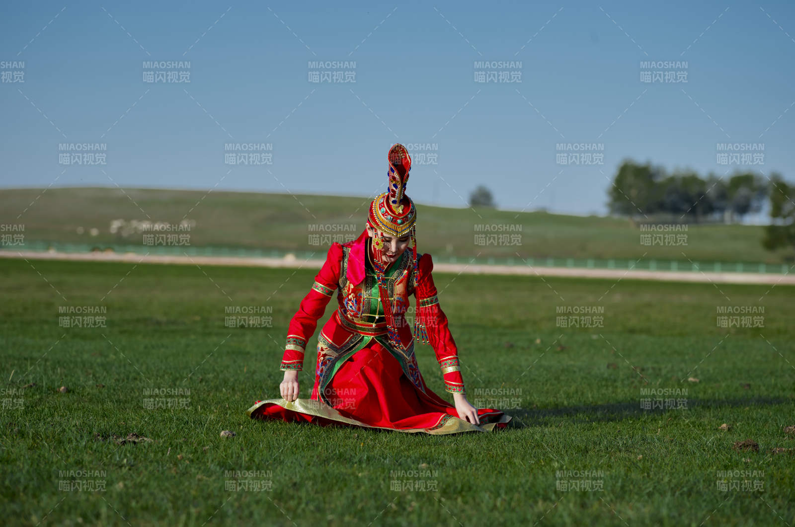 草原上穿着蒙古族传统服饰的亚洲年轻美少女图片