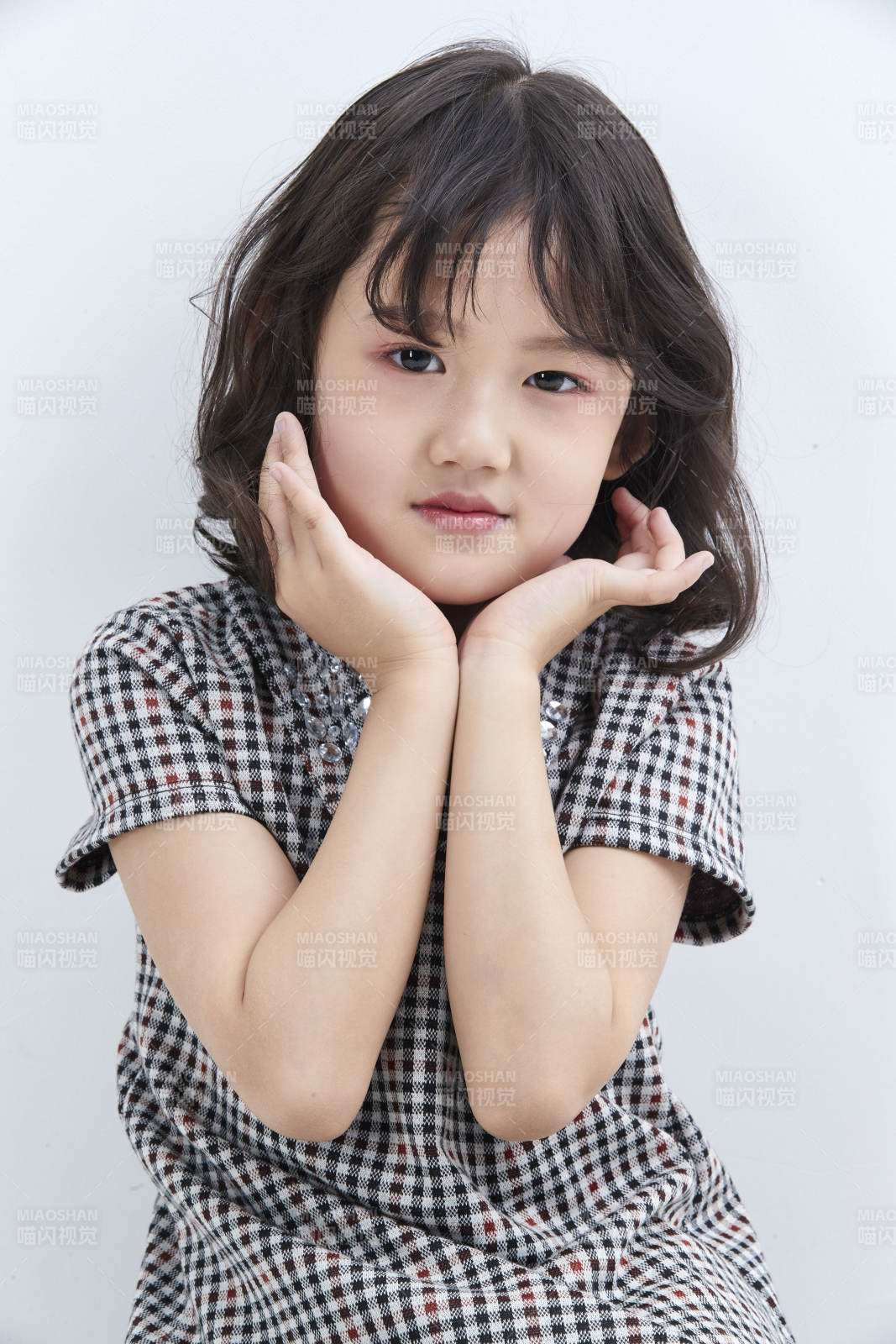 白色色背景的可爱的亚洲小女孩儿童图片