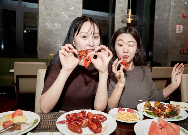 在酒店自助餐厅大吃特吃的亚洲可爱闺蜜少女图片