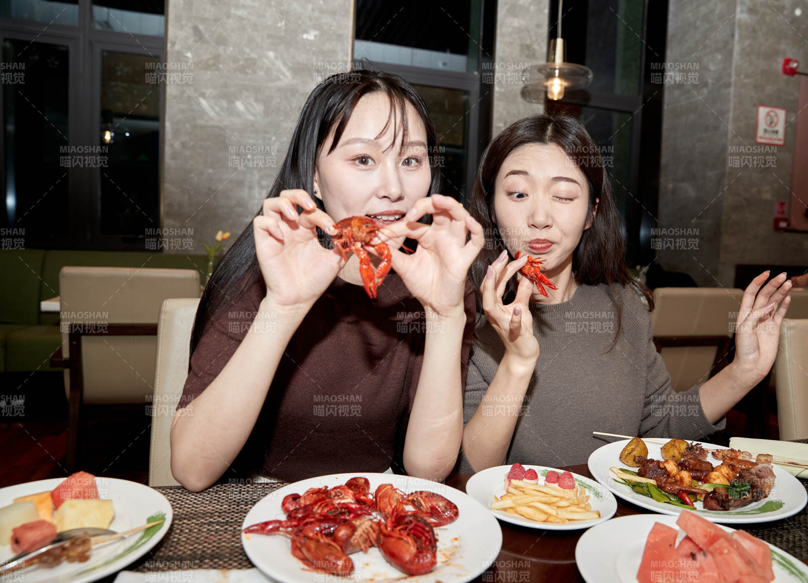 在酒店自助餐厅大吃特吃的亚洲可爱闺蜜少女图片