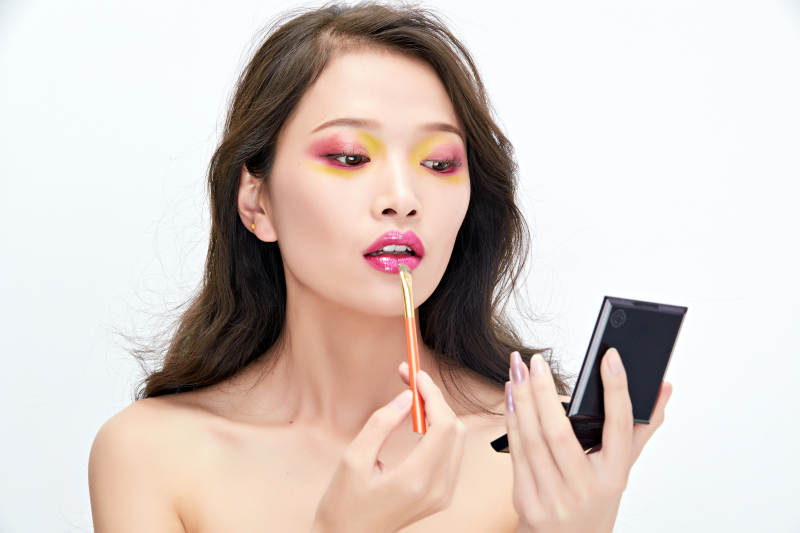 白色背景下棚拍化妆中的美女图片