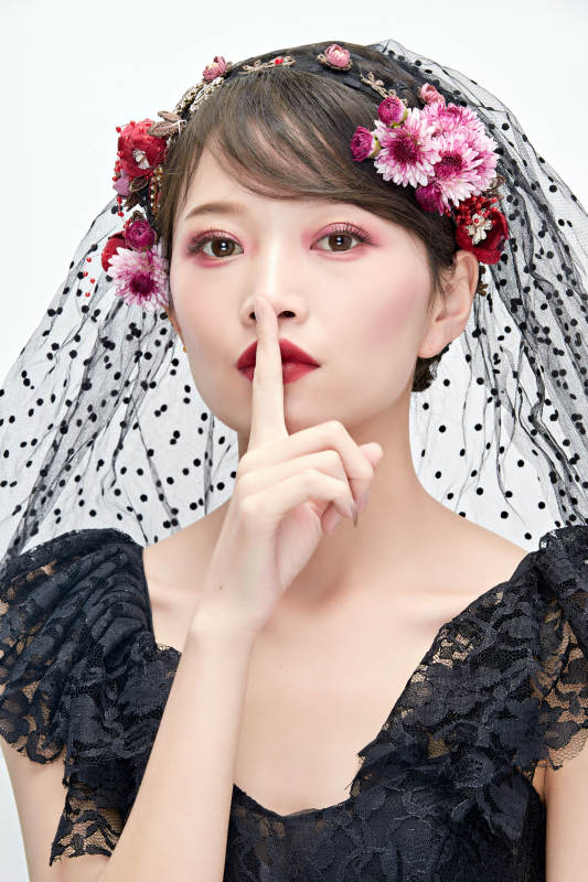 白色背景下的新娘彩妆美女人像图片