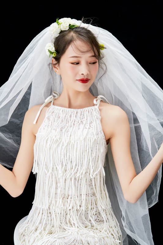 黑色背景下的美妆新娘彩妆人像图片