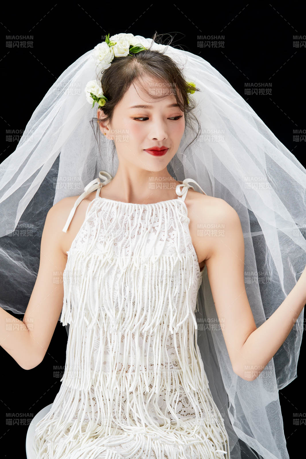 黑色背景下的美妆新娘彩妆人像图片