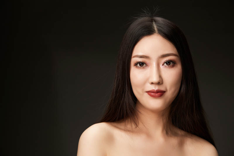 时尚亚洲女性婚纱妆面彩妆图片