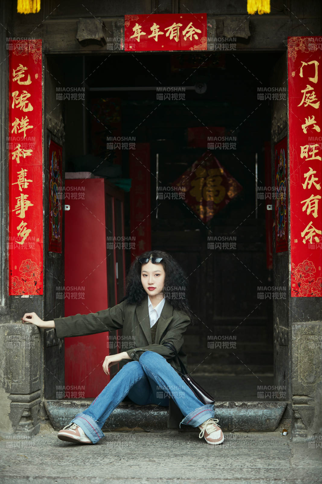 老旧城区里穿着复古港风的美丽清纯少女图片