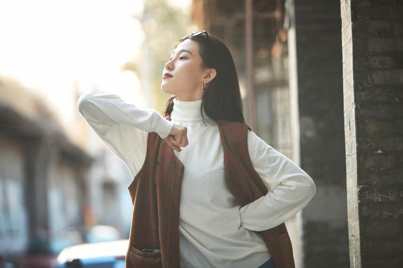 老旧城区里穿着复古港风的美丽清纯少女图片