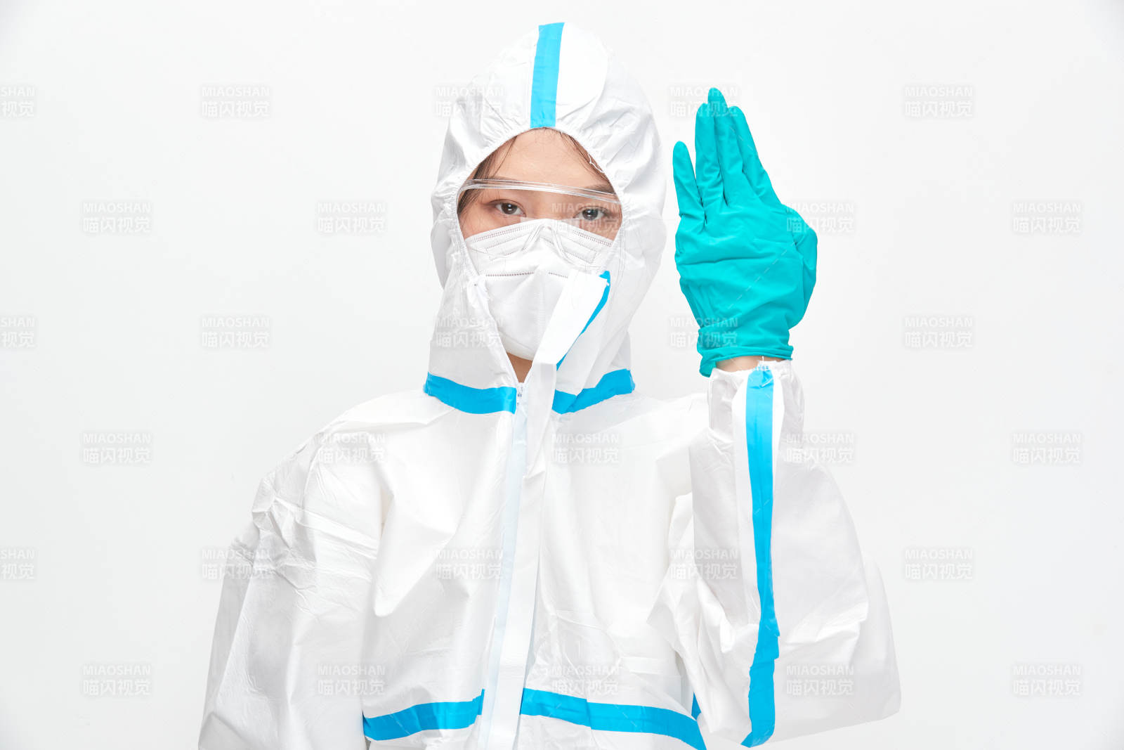 穿白色防护服佩戴护目镜口罩的女性医疗人员图片