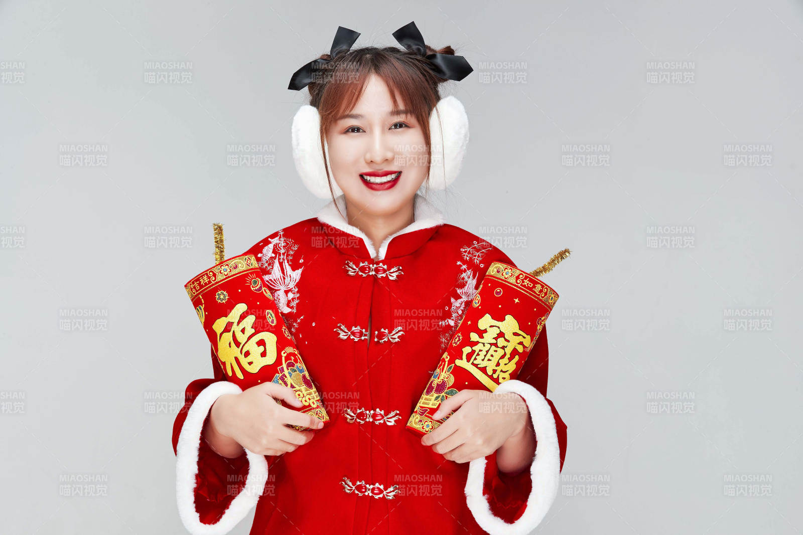 怀抱爆竹身穿喜庆汉服的可爱少女图片