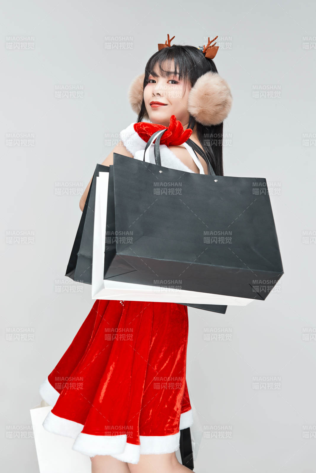 身穿圣诞服饰手提购物袋性感可爱的圣诞女郎图片