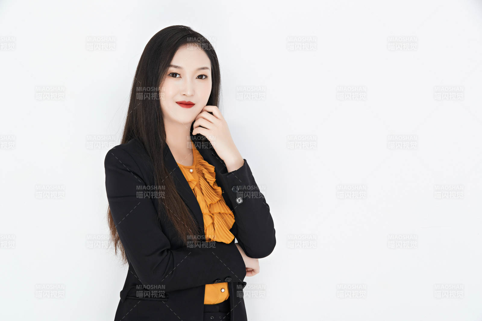 白色背景下的美丽商务女性肖像图片