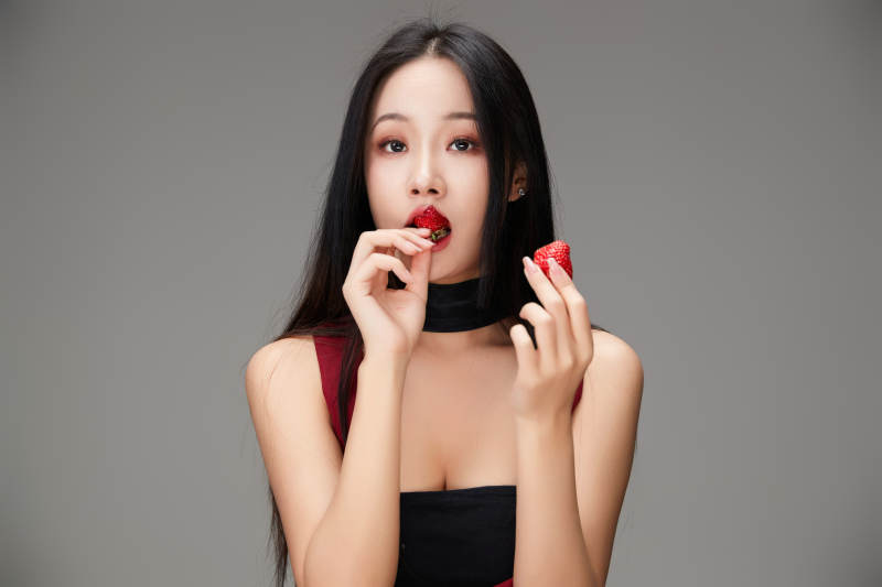 吃水果的亚洲东方长发少女图片