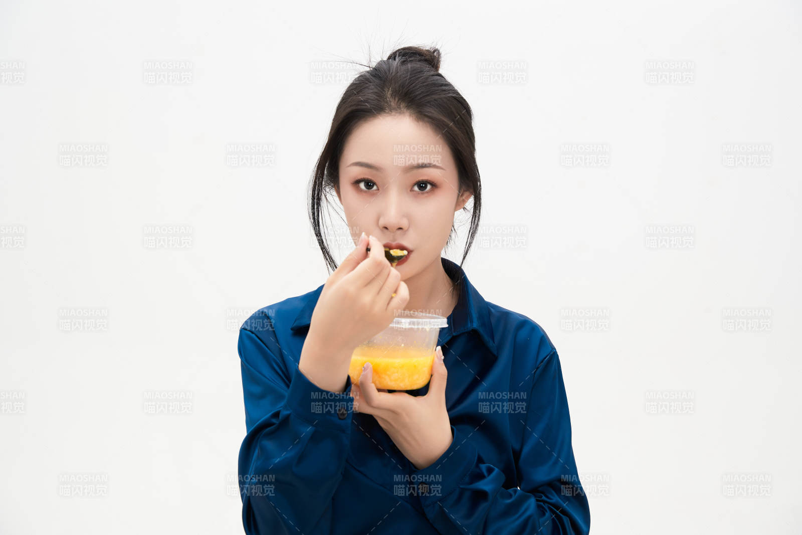 大吃特吃的亚洲可爱少女人像图片