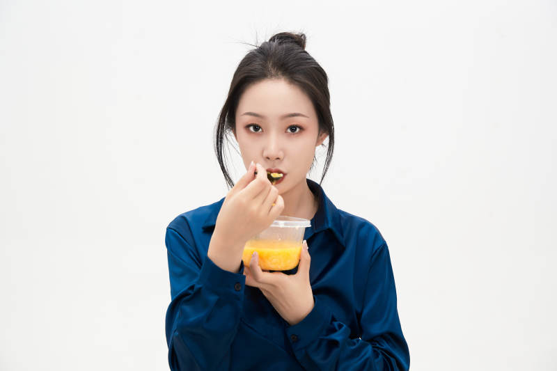 大吃特吃的亚洲可爱少女人像图片