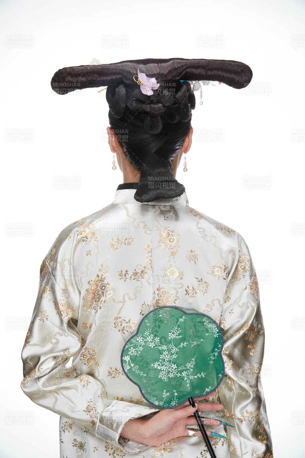 白色背景下的清代女性古装造型清朝古装图片