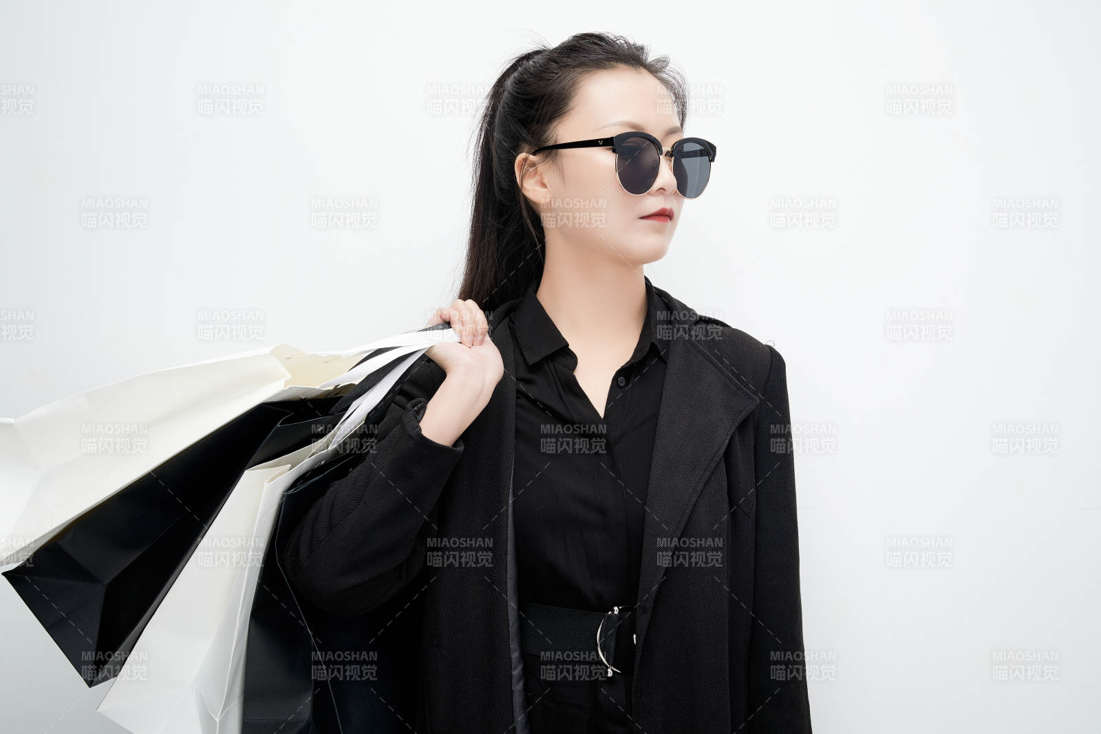 白色背景下手提购物袋时尚美丽的亚洲少女图片