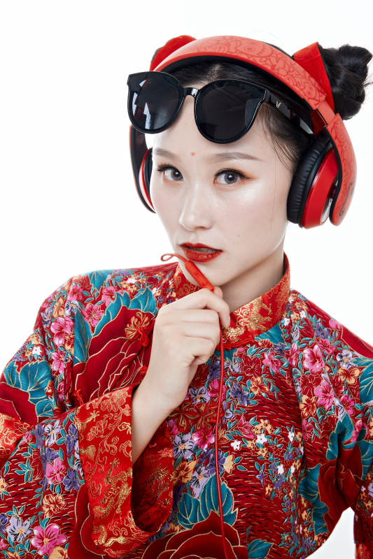 身穿中国传统服饰的青年女性图片