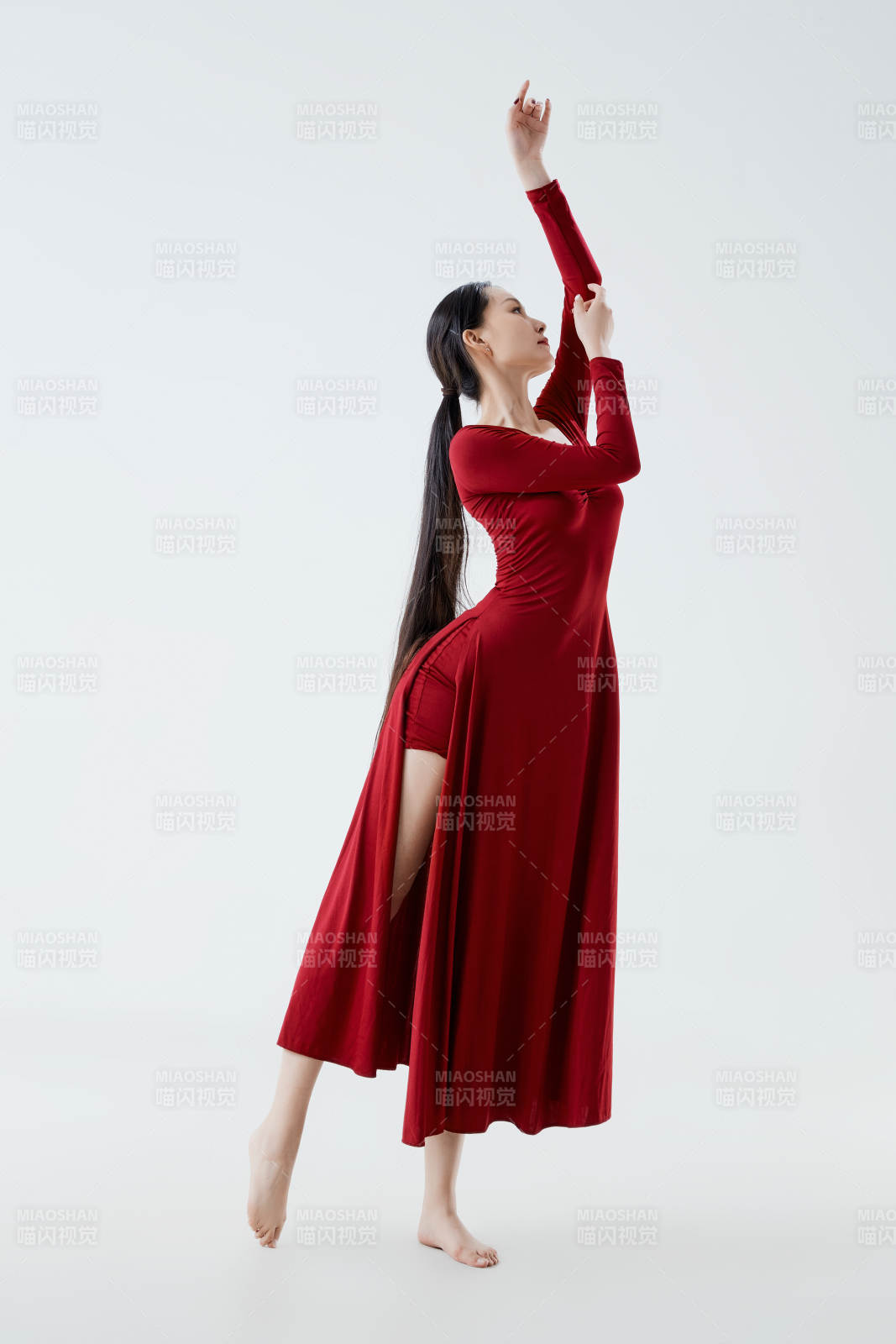 穿着红色长裙翩翩起舞的少女图片