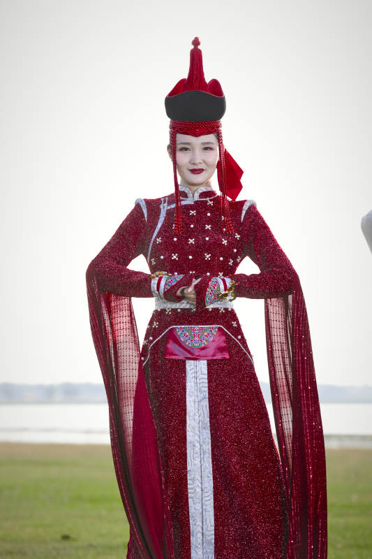草原上穿着蒙古族传统服饰的亚洲年轻美少女图片