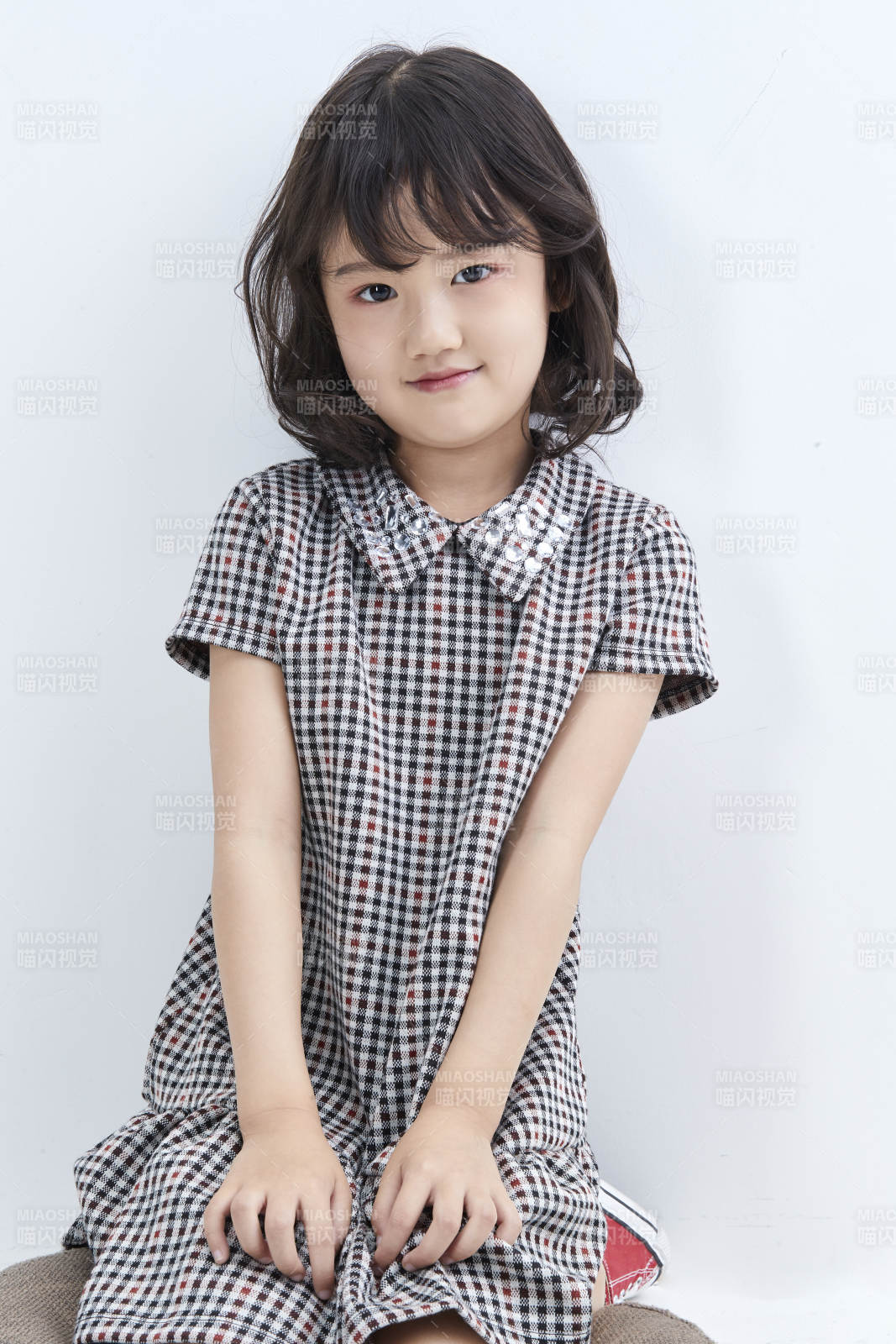 白色色背景的可爱的亚洲小女孩儿童图片