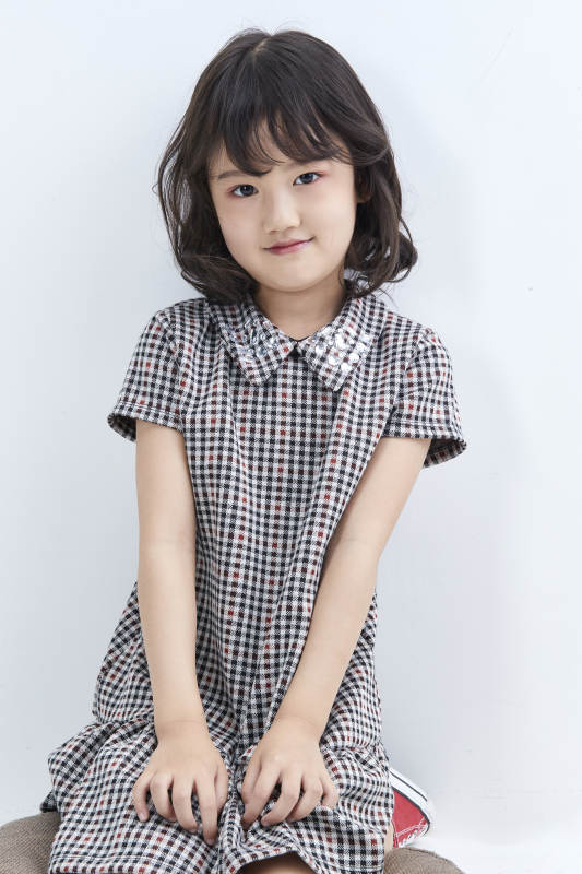 白色色背景的可爱的亚洲小女孩儿童图片