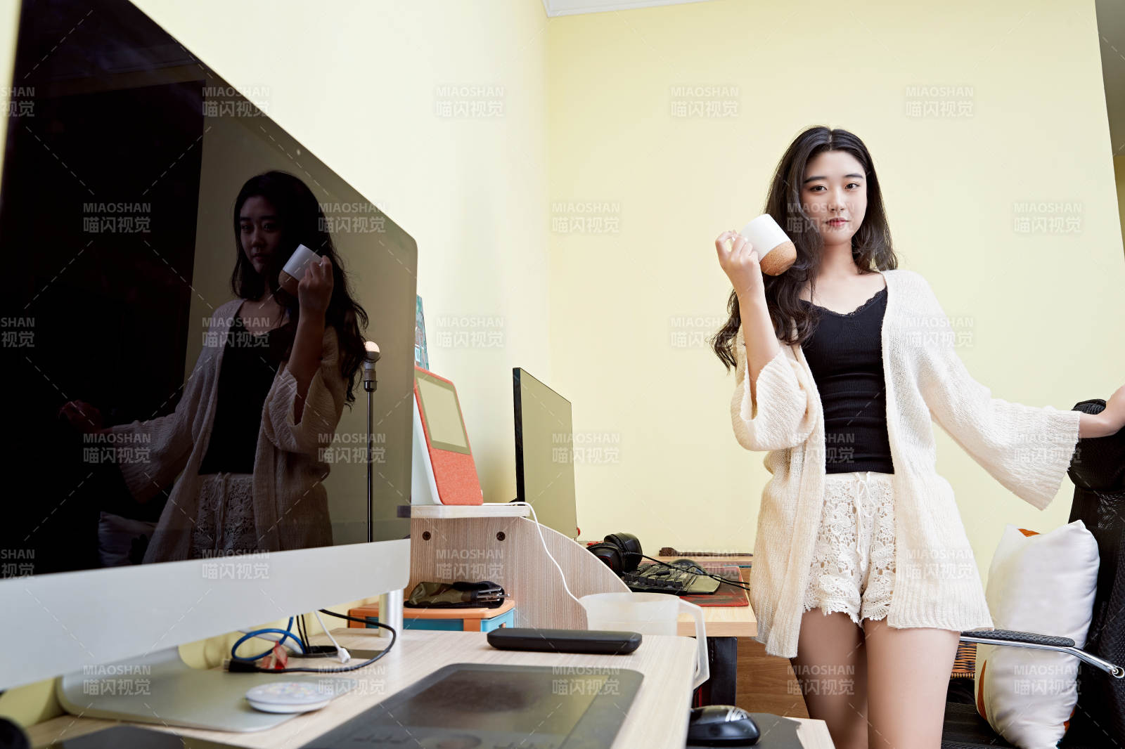 在家里坐在椅子上打游戏的美丽女孩图片